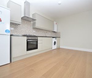 2 Bedrooms Flat to rent in Eastwood Close, South Woodford E18 | £ 322 - Photo 1