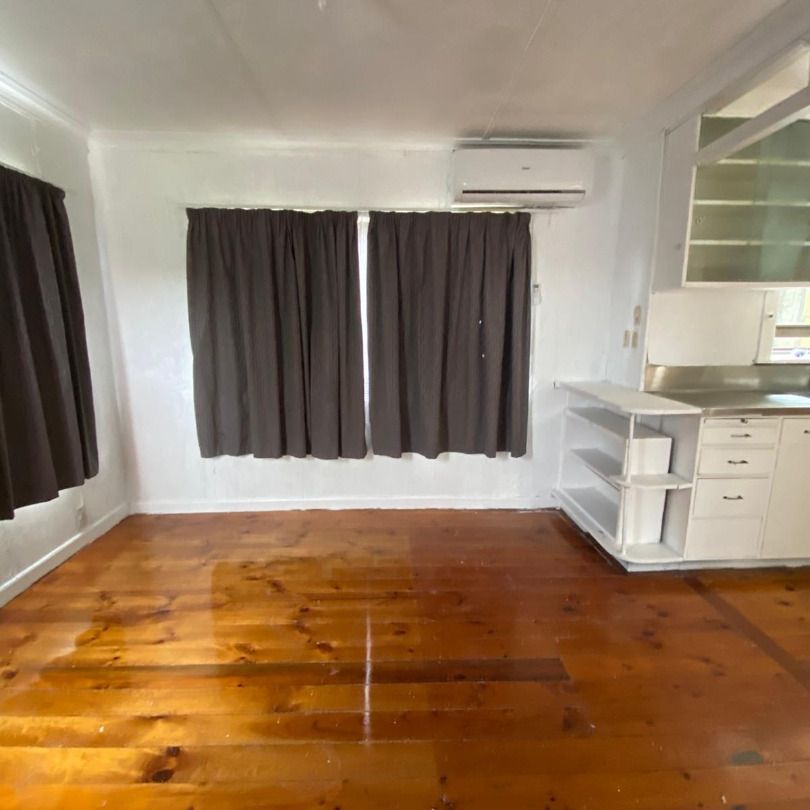 DRURY, 5 BEDROOMS - Photo 1