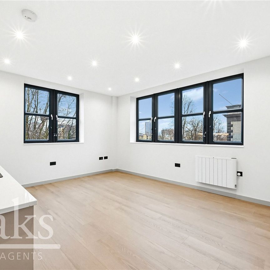 Dingwall Road, Croydon - Photo 1