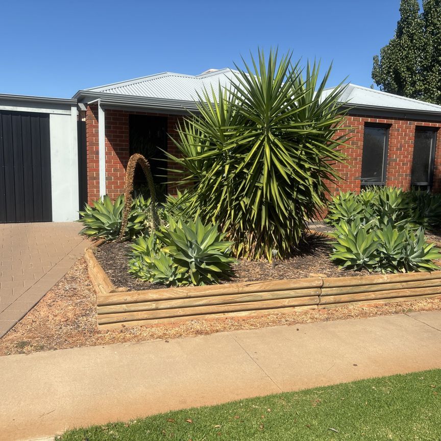 3 Bedroom, 2 bathroom home - Photo 2