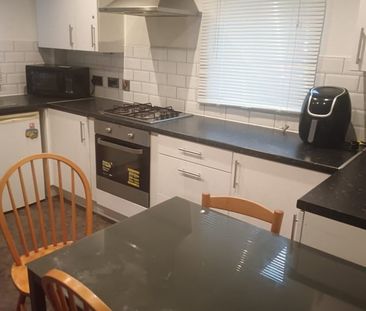 Room in a Shared House, Viola Street, M11 - Photo 4