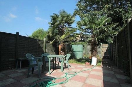 Room in a Shared House, Quicks Road, SW19 - Photo 2