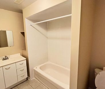 For Lease - 21 Woodstone Avenue, Richmond Hill, Ontario - Photo 2