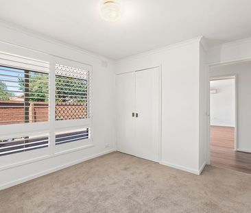 Private, Spacious 3 Bedroom Family Home. - Photo 3