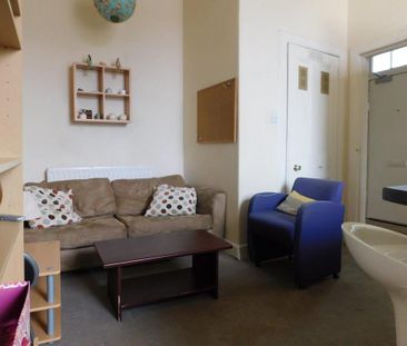 3 bedroom flat to rent - Photo 2