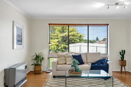 THREE BEDROOM HOME WITH GREAT OUTDOOR LIVING SPACE - Photo 2