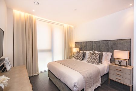 Interior-designed 2 Bed Apartment with private balcony in Nine Elms, London SW11 - Photo 4