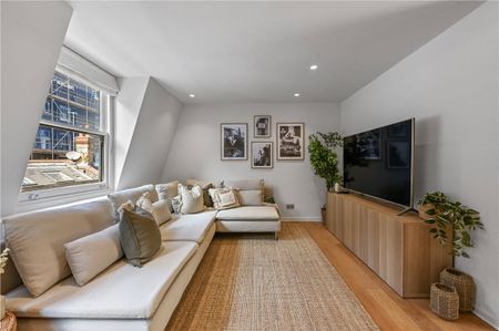 Beautifully presented two bedroom property set within a quiet road near Marylebone High Street. - Photo 3