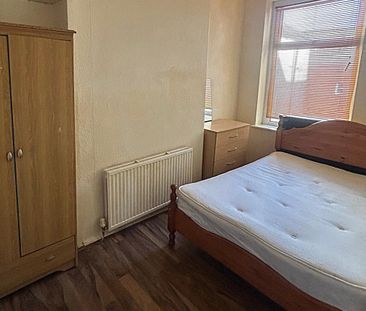 £900 PCM, Furnished Two Bedroom First Floor Flat in Claude Road, Ro... - Photo 3