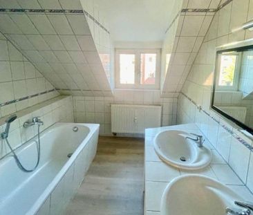 Tolle Dachwohnung, Doppelwaschtisch, neue Fußböden ! - Photo 1