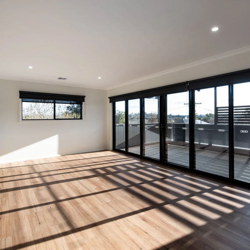 Stylish and Modern Family Home in Kennington - Photo 1