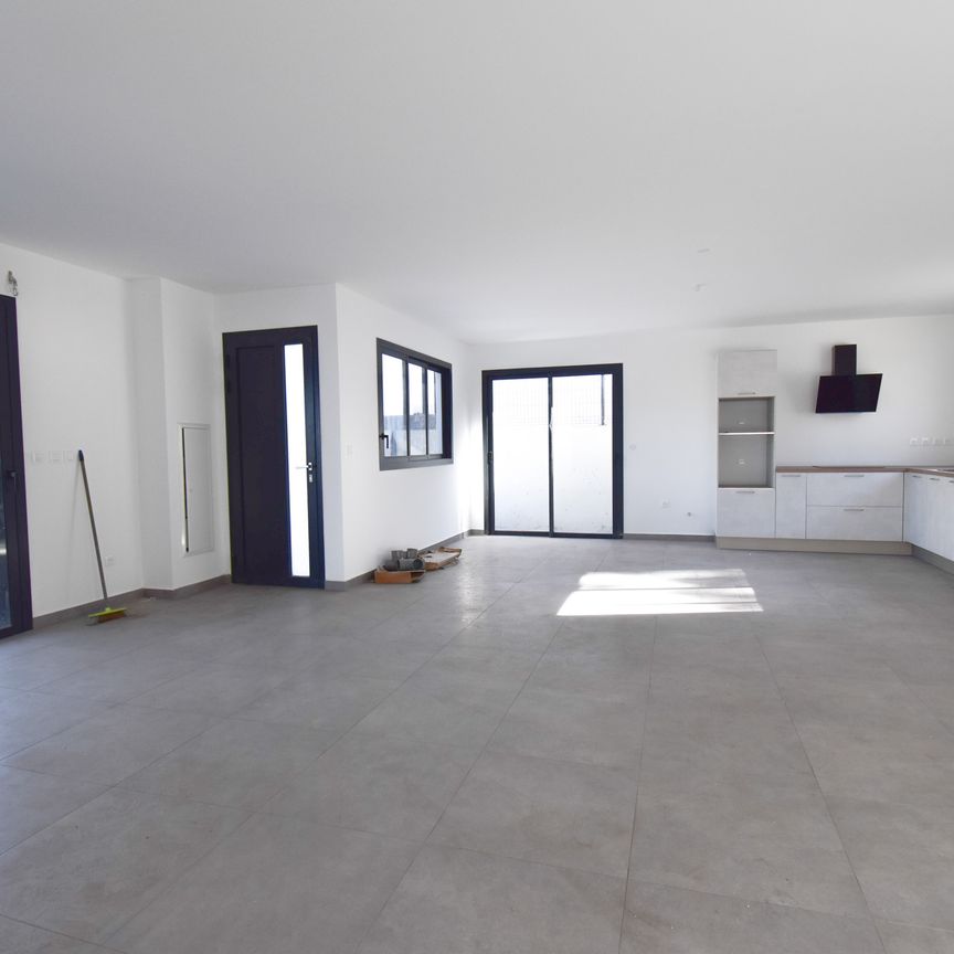 Location Maison 4 pièces 104m² ST DENIS 97490 - Photo 1
