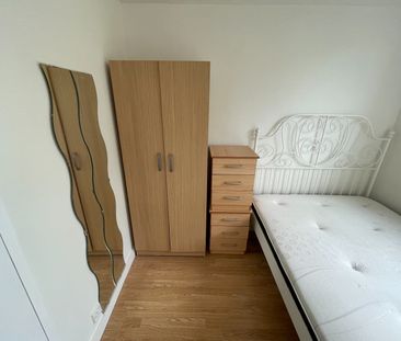 Room in a Shared Flat, Blomfield Court, SW11 - Photo 1