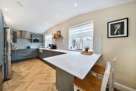 4 bedroom semi-detached house to rent - Photo 2