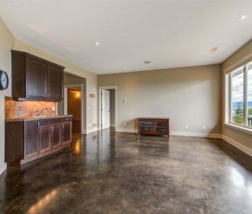 Upper Mission House – 3 bed plus den, Views! - Photo 4