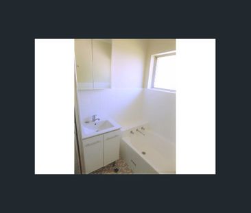 Convenient Location! walk to transport and shops, sunny balcony! - Photo 6