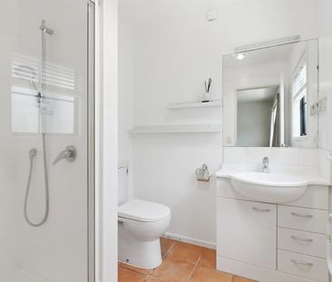 Sunny & Private 3-Bedroom Home - Photo 3