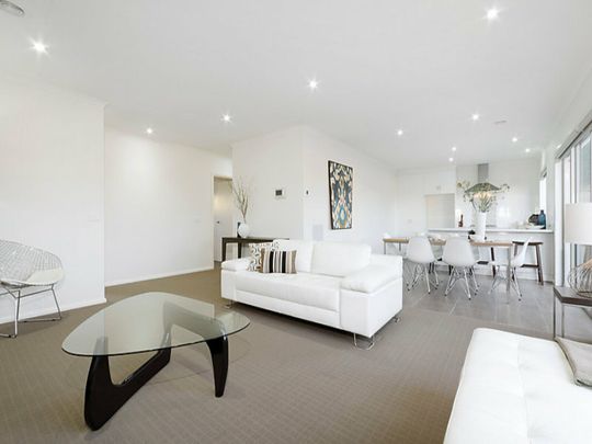 STYLISH TWO BEDROOM TOWNHOUSE! - Photo 1