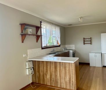 Tidy home with large yard - Photo 2