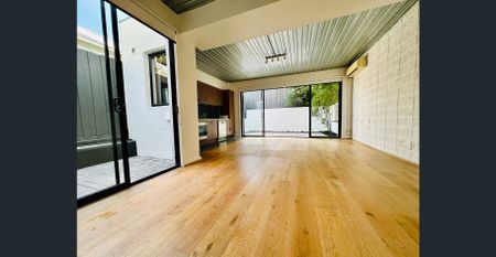 Location & Generous .. Walk to everything ! - Photo 2