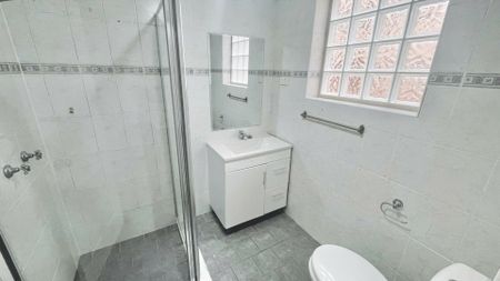 WELL PRESENTED GROUND FLOOR 2 BEDROOM UNIT! - Photo 2