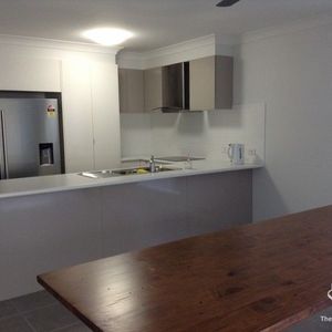 IMMACULATE STYLISH DUPLEX IN BUNDAMBA - Photo 2