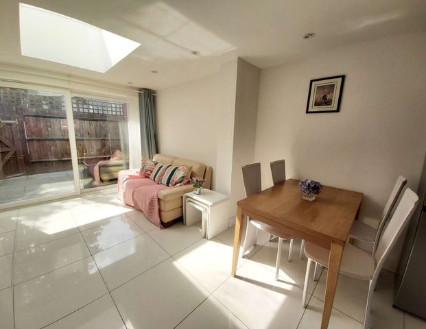 Polesden Gardens Room 5 - Photo 1