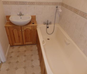 Available 2 Bed House - terraced - Photo 2