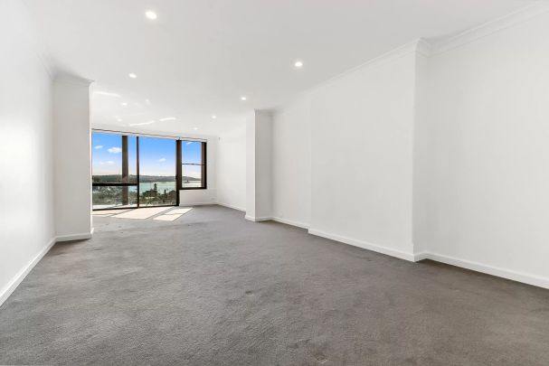 SPACIOUS AND SUNDRENCHED 3 BEDROOM APARTMENT WITH GLITTERING HARBOUR VIEWS - Photo 1