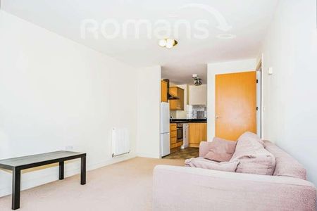 Coombe Way, Farnborough, GU14 - Photo 4