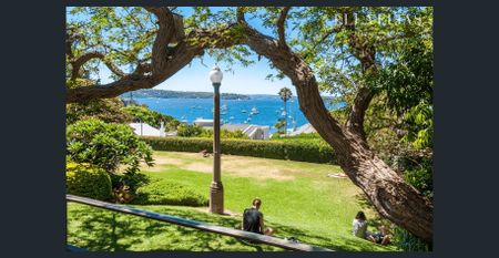 Spacious Art Deco Apartment | Prime Location - Photo 4