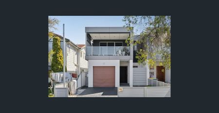 Luxuriously Designed, Stylish And Sun Kissed Executive Style Four Bedroom Family Oasis In A Blue Ribbon, Park-Side Location - Photo 5