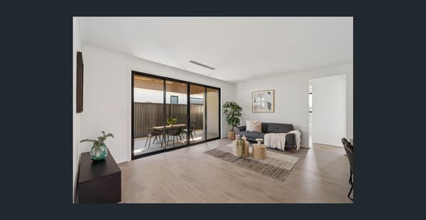 Hi, I’m modern sophistication near the sea - Photo 1