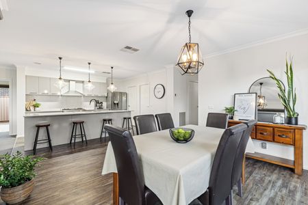 SPACIOUS FAMILY HOME WITH MULTIPLE LIVING AREAS - Photo 4