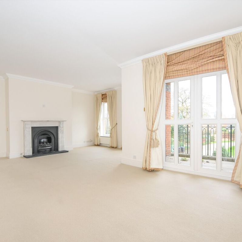 Well presented two bedroom apartment to rent in Virginia Water. - Photo 1