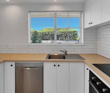 AVONHEAD - TWO DOUBLE BEDROOMS, SINGLE GARAGE - Photo 1