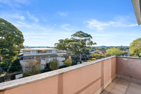 Stylish Top-Floor Apartment in a Boutique Block Near Centennial Park - Photo 3