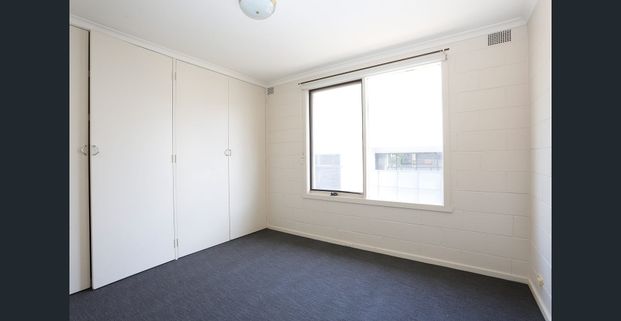 Spacious two bedroom light filled apartment. - Photo 1