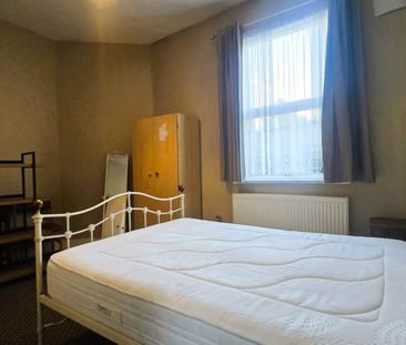 Price £675 pcm - Available Now - Part Furnished - Photo 5