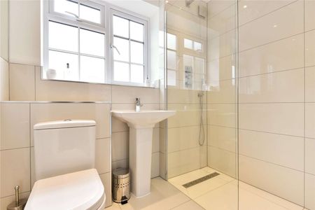 An immaculately modernised detached family home in prime Sevenoaks location. - Photo 5