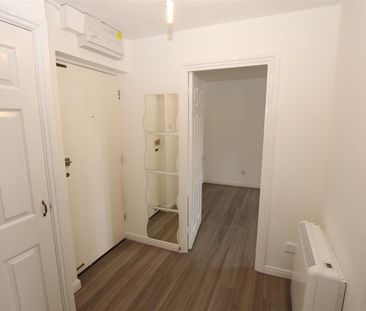 2 bedroom Flat to let - Photo 2