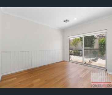 Refined family living with space, style and resort-inspired outdoor... - Photo 2