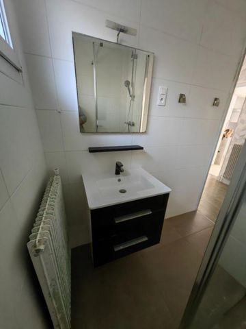 Location Appartement 5 pièces 86m² LA COTE ST ANDRE 38260 - Photo 4