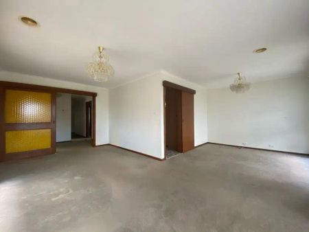 “LARGE HOME IN SOUGHT AFTER LOCATION” - Photo 2