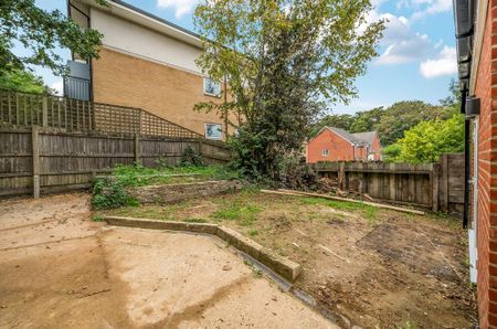 4 bedroom detached house to rent - Photo 2