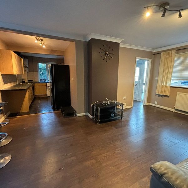 3 Bed Detached House, Addison Road, SE25 - Photo 1