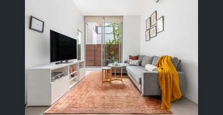 Peaceful Courtyard Retreat in a Vibrant Urban Setting - Photo 2