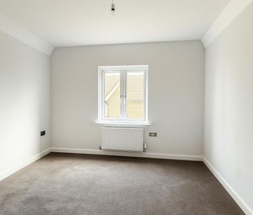 3 bedroom House To Let Total Size: 1045 SQ FT - Photo 3