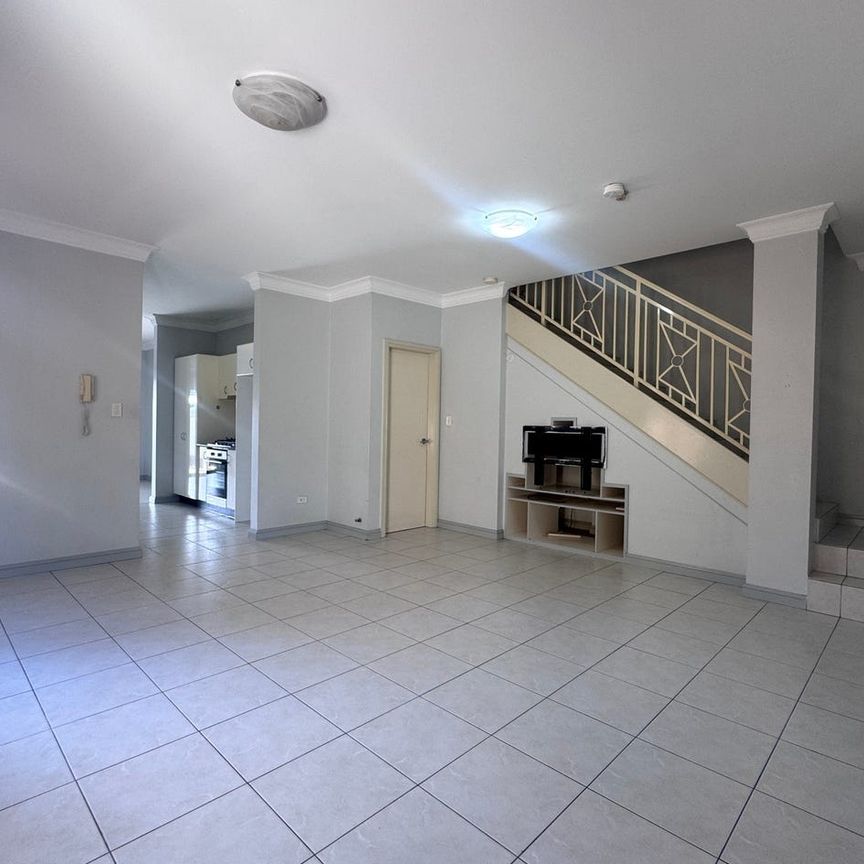 Spacious 3-Bedroom Townhouse in Prime Guildford Location - Photo 1