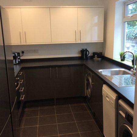 4 bedroom private hall to rent - Photo 3